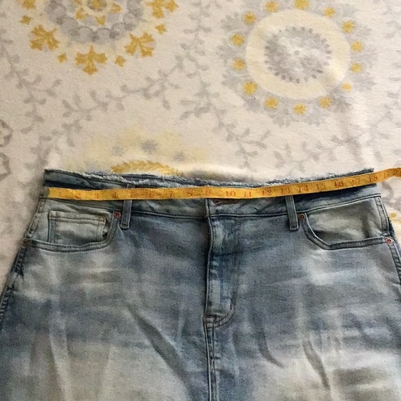 Cute Jean Skirt front and back pockets fringed hem - Picture 2 of 5